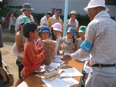 出土遺物に触る子どもたち