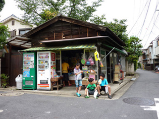 駄菓子屋のある街角